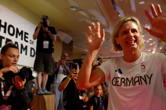 Beachvolleyball-Legende und Olympiasiegerin Laura Ludwig hat ihr Karriereende bekanntgegeben und sich im Deutschen Haus gebührend feiern lassen.