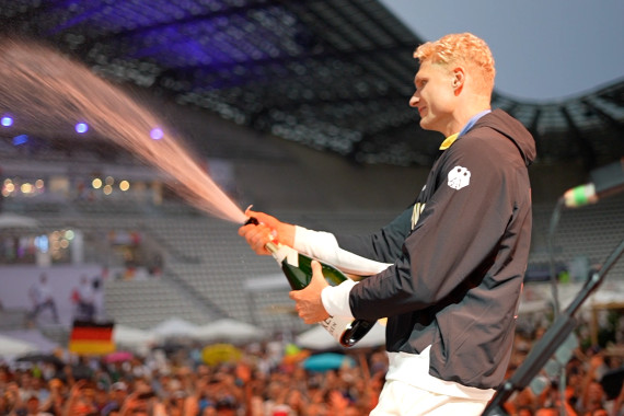 Sektdusche für die Fans: Oliver Zeidler feiert feucht fröhlich