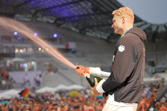 Footage von Oliver Zeidler, der sich auf der Fan Zone feiern lässt.