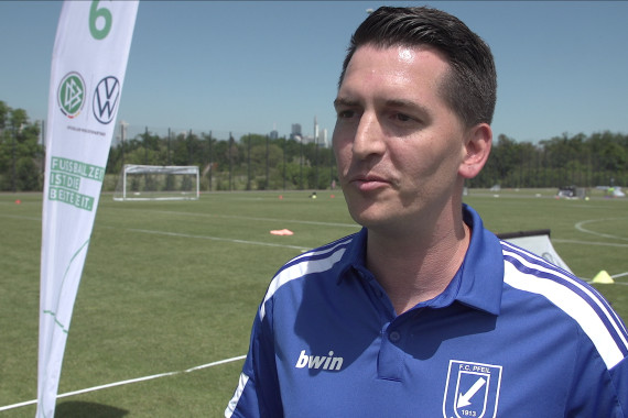 Im Interview spricht René Matthies, Trainer der F-Jugend bei FC Pfeil Broistedt, u.a. über die Teilnahme an verschiedenen Standorten der Kinderfußball-Tour.
